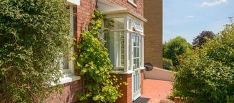 Charming 2 double bed cottage style house in the city