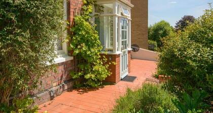 Charming 2 double bed cottage style house in the city