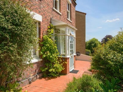 Charming 2 double bed cottage style house in the city
