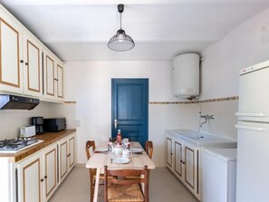 Réfrigérateur, micro-ondes, batterie de cuisine, vaisselle et ustensiles