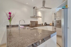 Fridge, microwave, oven, stovetop - Bon Bini Bon Bida with Lovely Communal Pool (Kralendijk)