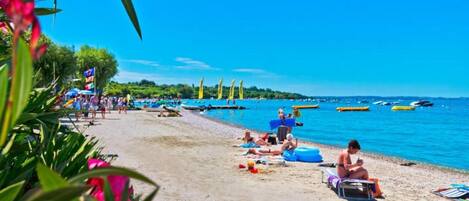 Una spiaggia nelle vicinanze