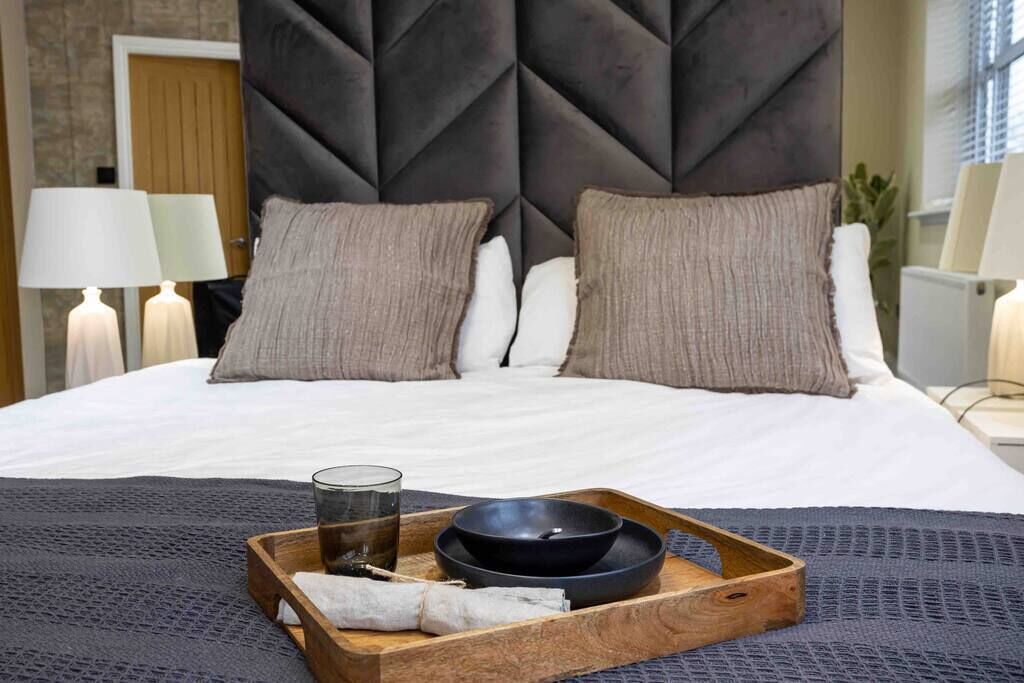 5 bedrooms, iron/ironing board, WiFi, bed sheets