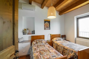 5 habitaciones, tabla de planchar con plancha y wifi gratis 
