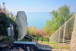 Property grounds - Spacious Lake Garda Villa with Private Pool, Garden and Direct Lake Access (Lazise)