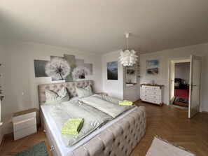 2 bedrooms, travel crib, free WiFi, bed sheets