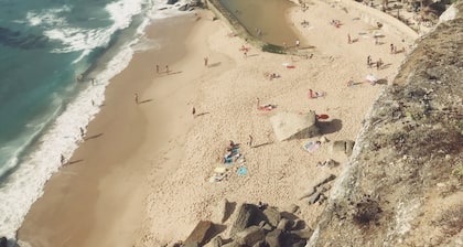 Cozy 2 BR House w/ Patio in Azenhas do Mar
