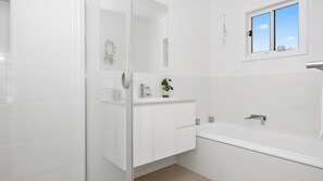 Separate tub and shower - Break Away in Dolphin Point (Dolphin point)