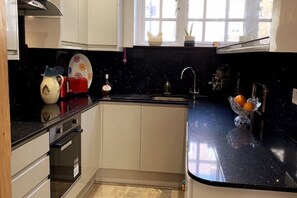 Fridge, microwave, oven, stovetop - Cozy, quiet flat near  Thames River, shops, restaurant & ublic transport (London)
