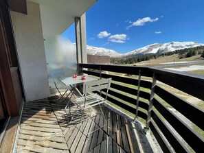 Outdoor dining - Cozy 2-Room Cabin with Balcony & Parking, Close to Slopes & Shops - SuperDevoluy (Le Dévoluy)