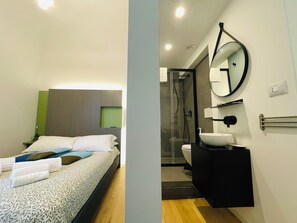 3 camere, una scrivania, ferro/asse da stiro, Wi-Fi gratuito