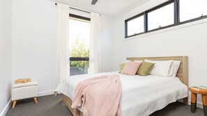 3 bedrooms, iron/ironing board, Internet, bed sheets - The Point @ Boomerang Beach (Boomerang Beach)