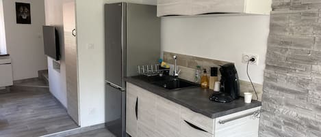 Geladeira, micro-ondas, cooktop, cafeteira/chaleira