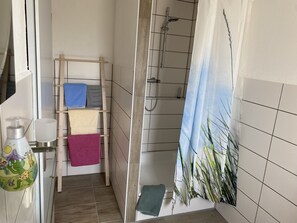 Dusche, Haartrockner, Handtücher, Seife