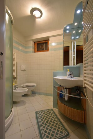 Bañera, secador de pelo, bidé y toallas