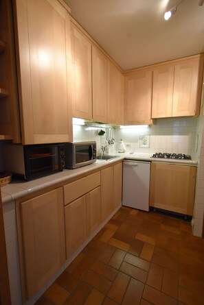 Kühlschrank, Mikrowelle, Ofen, Geschirrspüler