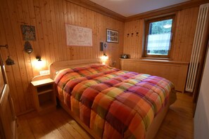 2 bedrooms, bed sheets