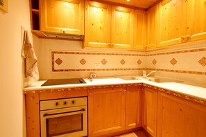 Kühlschrank, Ofen, Geschirrspüler, Wasserkocher mit Kaffee-/Teezubehör