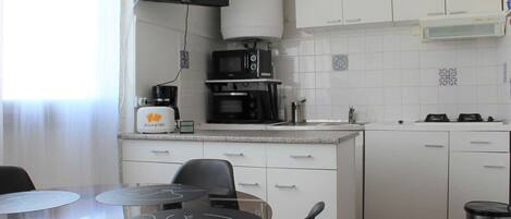 Jääkaappi, mikroaaltouuni, uuni, liesi