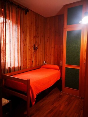 2 chambres, fer et planche Ă repasser, draps fournis