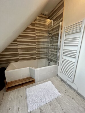Badewanne, Haartrockner, Handtücher