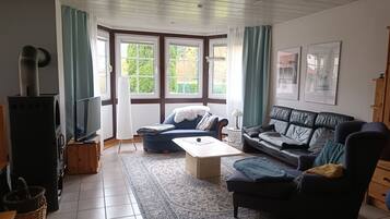 Fernseher, Kamin, Stereoanlage