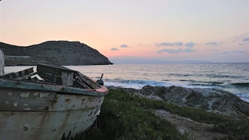 På stranden