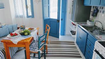 Fridge, oven, coffee/tea maker, electric kettle