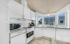 Fridge, stovetop, dishwasher, coffee/tea maker - Gorgeous home in Nørre Nebel with WiFi (Nørre Nebel)