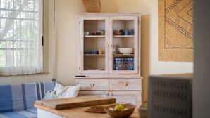 Eine Küche mit einem Holzkasten, einem Schneidebrett und einer Fruchtschüssel.