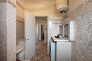 Shower, hair dryer, towels - Villa 'Torre Castiglione' with Sea View, Garden, 2 Terraces & Wi-Fi (Torre lapillo)