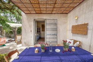 Outdoor dining - Villa 'Torre Castiglione' with Sea View, Garden, 2 Terraces & Wi-Fi (Torre lapillo)