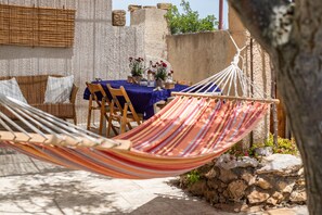 Outdoor dining - Villa 'Torre Castiglione' with Sea View, Garden, 2 Terraces & Wi-Fi (Torre lapillo)