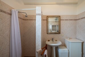 Chuveiro, secador de cabelo, toalhas de banho 