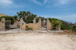 Property grounds - Villa 'Torre Castiglione' with Sea View, Garden, 2 Terraces & Wi-Fi (Torre lapillo)