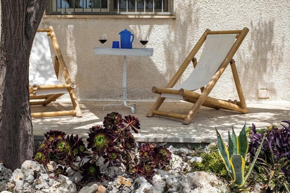 Terrace/patio - Villa 'Torre Castiglione' with Sea View, Garden, 2 Terraces & Wi-Fi (Torre lapillo)