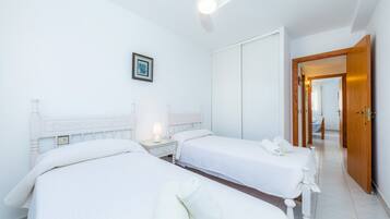 2 slaapkamers, een strijkplank/strijkijzer, gratis wifi, beddengoed