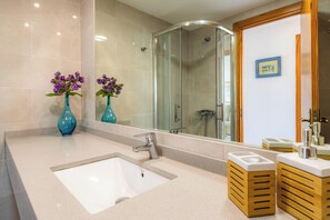 Douche, sèche-cheveux, serviettes fournies