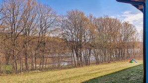 Une vue d’une zone herbeuse avec des arbres et une aire de jeux.