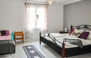 5 bedrooms, travel crib