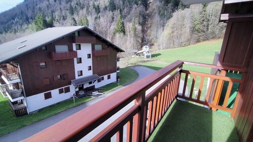 A cozy studio for 4 people in Bellevaux Hirmentaz, at an elevation of 1,100 meters in the Alpes du Léman.