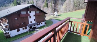 A cozy studio for 4 people in Bellevaux Hirmentaz, at an elevation of 1,100 meters in the Alpes du Léman.