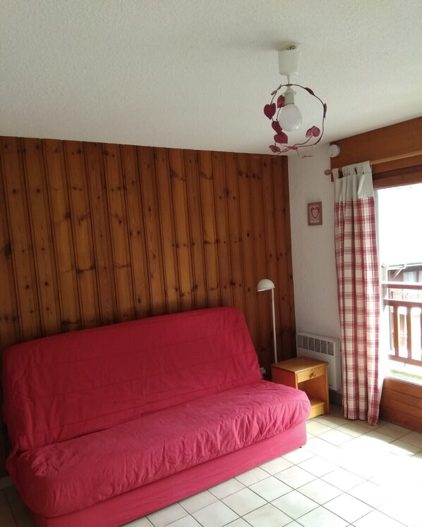 Smart TV - A cozy studio for 4 people in Bellevaux Hirmentaz, at an elevation of 1,100 meters in the Alpes du Léman. (BELLEVAUX Haute Savoie)