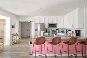 冷蔵庫、電子レンジ、オーブン、コンロ