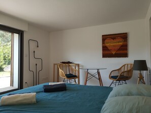 6 slaapkamers, een bureau, een strijkplank/strijkijzer, reisbedje
