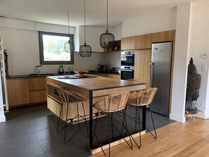 Fridge, oven, stovetop, dishwasher