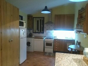 Fridge, microwave, oven, stovetop - Dona Maria Guest House- Your real spiritual retreat. (Azambuja)