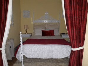 2 bedrooms, desk, iron/ironing board, free WiFi - Dona Maria Guest House- Your real spiritual retreat. (Azambuja)