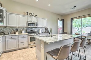 Fridge, microwave, stovetop, dishwasher - Near Golf & Spring Training: Goodyear Home w/ Pool (Goodyear)