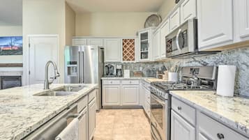 Réfrigérateur, micro-ondes, plaque de cuisson, lave-vaisselle